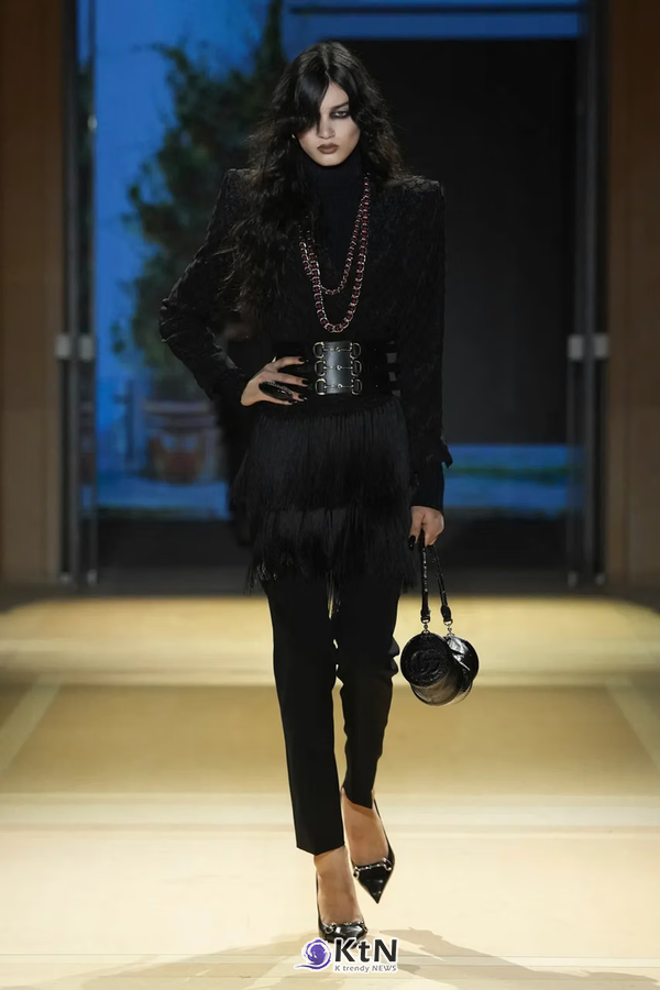 [스타일분석③] 구찌 SS27, 큰 홀스빗과 굵은 체인이 잘 받는 사람. 사진=Alessandro Lucioni/Vogue Runway, K trendy NEWS DB ⓒ케이 트렌디뉴스 무단전재 및 수집, 재배포금지