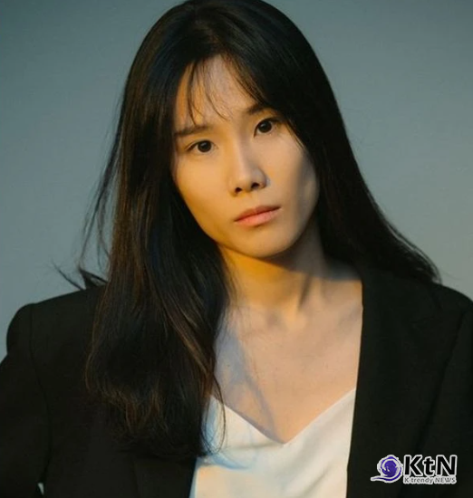 13년 인연 구교환·이옥섭, 알고 보니 4년 전 이미 ‘혼인신고’ 마쳤다 배우 구교환과 영화감독 이옥섭이 2022년 혼인신고를 마치고 이미 법적 부부가 된 사실이 뒤늦게 알려졌다.   사진=2026. 10.01.K trendy NEWS DB /  평창국제평화영화제  갈무리 ⓒ케이 트렌디뉴스 무단전재 및 수집, 재배포금지