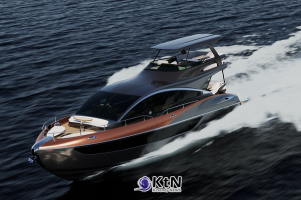 렉서스 LY 680이 항해하고 있다. 전장 67.7피트, 폭 18.9피트 규모의 선체에 3개의 캐빈을 갖췄으며 최대 15명이 승선할 수 있다. 사진=Lexust, K trendy NEWS DB ⓒ케이 트렌디뉴스 무단전재 및 수집, 재배포금지