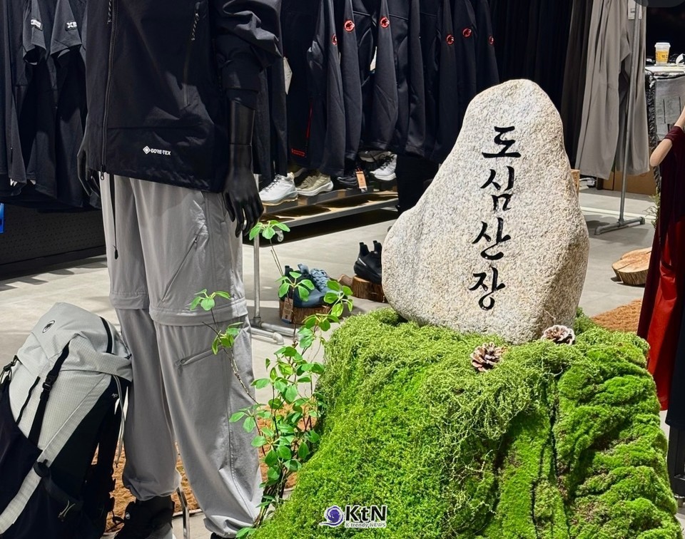 등산복은 산에서만 입는 옷에서 일상복과 경계를 낮춘 고프코어 스타일로 영역을 확장했다.  /사진=@dosimsanjang 인스타그램, K trendy NEWS DB ⓒ케이 트렌디뉴스 무단전재 및 수집, 재배포금지