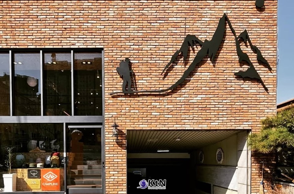 온라인과 오프라인 사이를 오가는 고객이 늘면서 지역 전문점의 영업 반경도 달라졌다.  /사진=도심산장 매장, @dosimsanjang 인스타그램, K trendy NEWS DB ⓒ케이 트렌디뉴스 무단전재 및 수집, 재배포금지