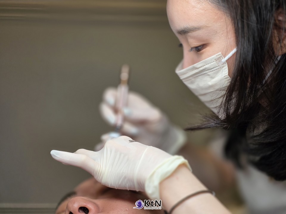 서울 마포구 망원동 끌로랑뷰티에서 브로우 디자인은 ‘둥근 얼굴에는 각진 눈썹’, ‘긴 얼굴에는 일자 눈썹’처럼 얼굴형 하나로 결정되지 않는다. /사진=K trendy NEWS DB ⓒ케이 트렌디뉴스 무단전재 및 수집, 재배포금지