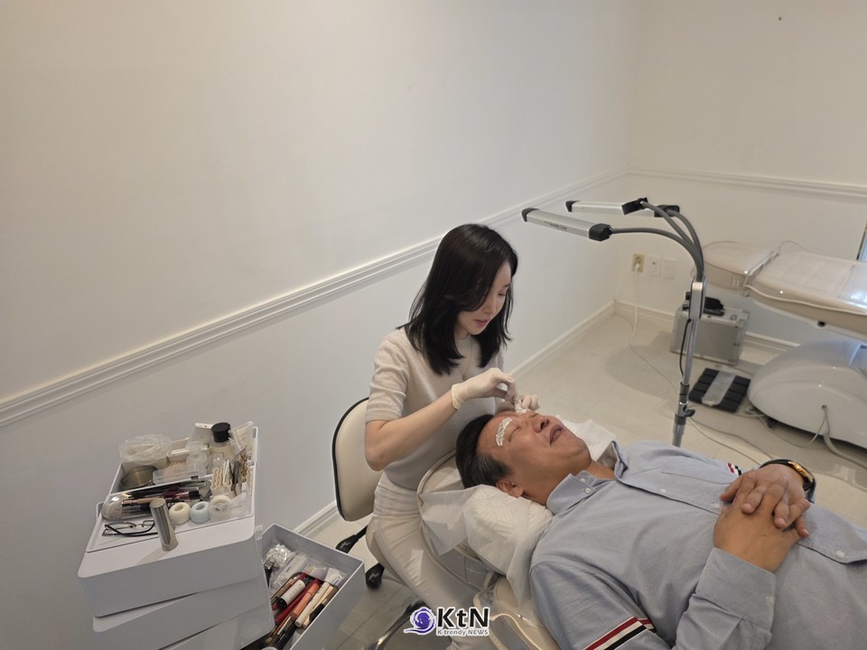 브로우 컨설팅에서 컬러를 단독으로 결정하기 어려운 배경이다. 눈썹 자체의 색뿐 아니라 머리카락, 눈동자, 피부의 밝기와 얼굴의 명암 대비를 함께 살펴야 한다.  /사진=K trendy NEWS DB ⓒ케이 트렌디뉴스 무단전재 및 수집, 재배포금지