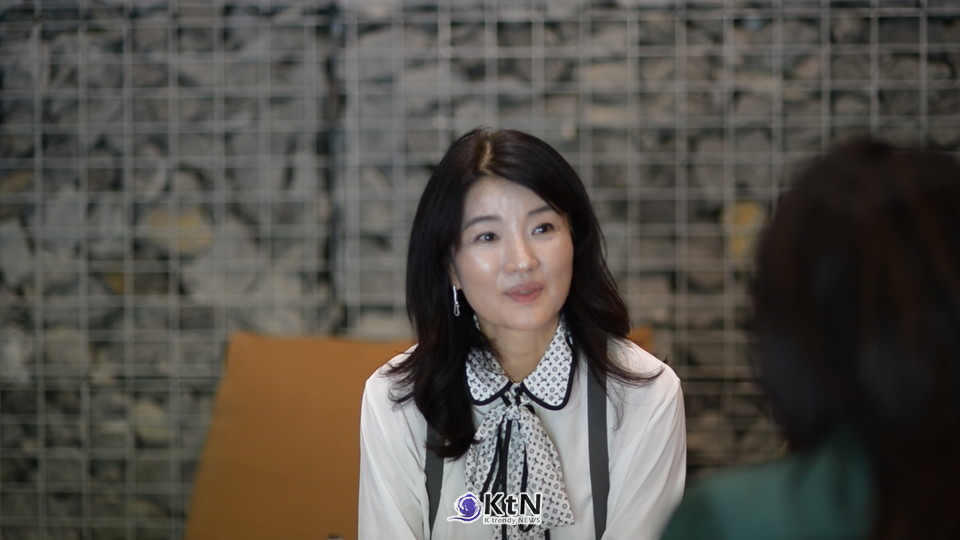 홍지숙 관장은 프랑스에서 방혜자의 작품을 대하는 관심과 국내 일반 대중의 인지도 사이의 차이를 체감했고, 한 작가가 평생 축적한 작업을 보다 많은 사람이 접할 방법을 고민했다. /사진= 홍지숙 아트큐브 2R2 관장·아트토큰 대표   , K trendy NEWS DB ⓒ케이 트렌디뉴스 무단전재 및 수집, 재배포금지