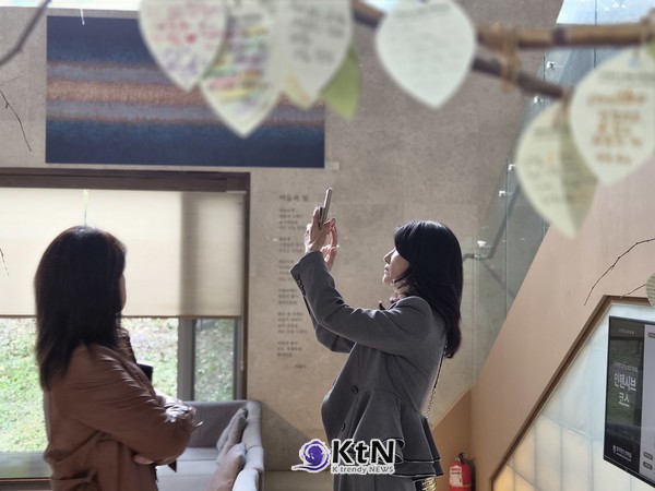 홍지숙 관장은 아트큐브 2R2에서 한국 여성 작가들을 다룬 전시를 기획하면서, 지금보다 훨씬 불리한 환경에서 긴 작업을 이어온 작가들의 삶과 작품을 다시 보게 됐다고 말했다.  /사진=K trendy NEWS DB ⓒ케이 트렌디뉴스 무단전재 및 수집, 재배포금지