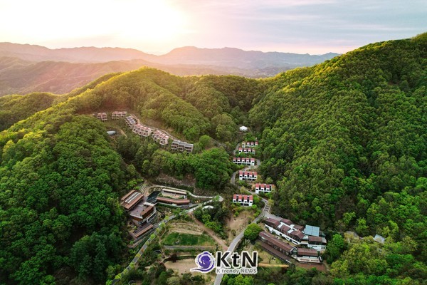 강원 홍천 종자산 자락에 자리한 힐리언스 선마을. 숙박동과 주요 시설이 산의 흐름과 숲 사이에 자리하고 있으며, 식사와 걷기, 휴식과 명상 등 머무는 동안의 생활이 자연환경과 연결돼 있다. 사진=힐리언스 선마을 제공