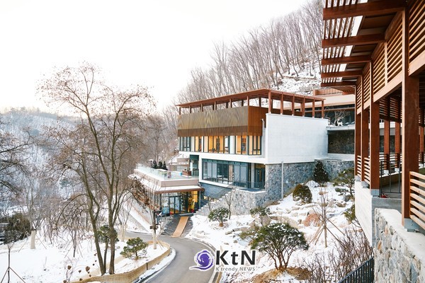 눈이 쌓인 힐리언스 선마을의 겨울. 봄의 새싹과 여름의 짙은 숲, 가을 단풍과 겨울 설경으로 이어지는 사계절은 걷기와 휴식, 생활리듬을 구성하는 선마을의 자연환경으로 이어진다. 사진=힐리언스 선마을 제공
