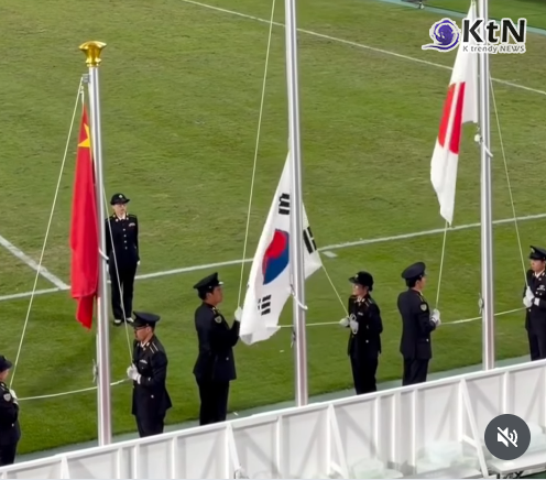 나고야AG 또 운영 파행…축구 금메달 시상식서 태극기 늑장 게양 사고  사진=2026. 10.03. _frompsyche 갈무리 K trendy NEWS DB ⓒ케이 트렌디뉴스 무단전재 및 수집, 재배포금지
