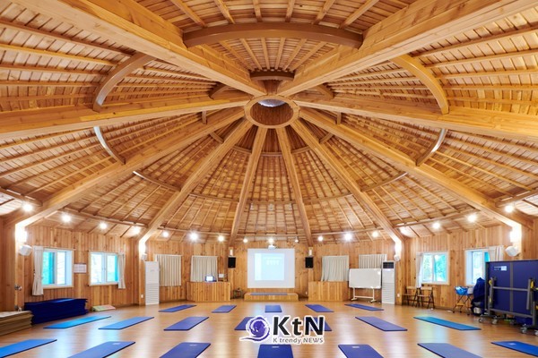 종자산 숲에 자리한 힐리언스 선마을 숲속유르트. 휴대전화와 일상의 자극에서 일정한 거리를 두고 명상과 휴식에 집중할 수 있는 공간이다. 사진=힐리언스 선마을 제공