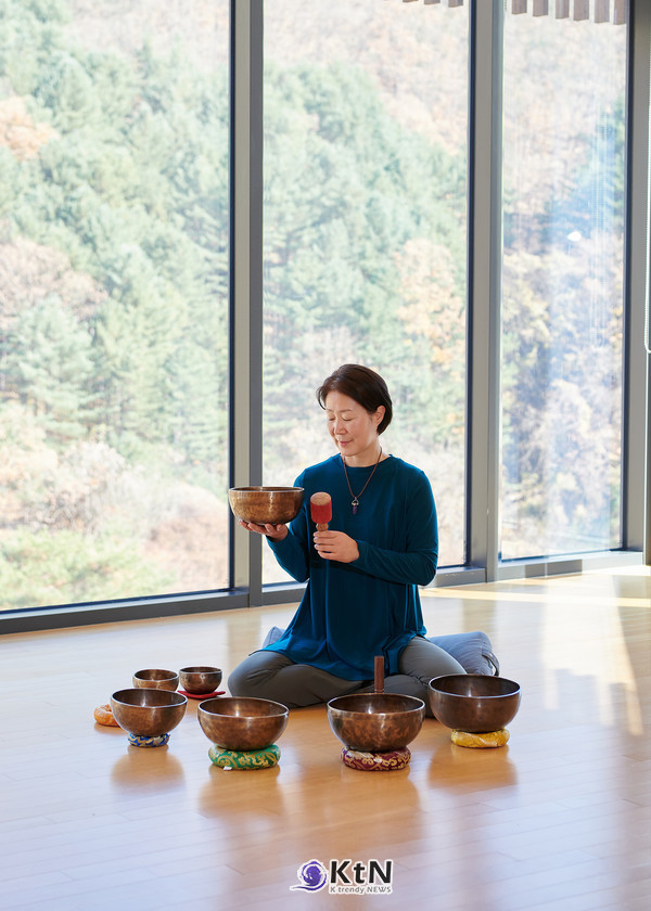 힐리언스 선마을에서 진행되는 싱잉볼 프로그램. 숲길 걷기와 신체활동 이후 소리와 호흡에 집중하며 하루의 속도를 낮추는 시간을 마련한다. 사진=힐리언스 선마을 제공