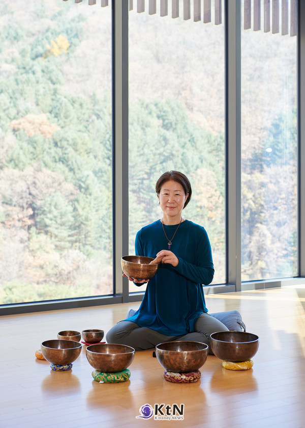 싱잉볼을 활용한 힐리언스 선마을의 사운드 프로그램. 일상에서 이어지던 외부 자극을 줄이고 조용히 머무는 시간을 마음습관에 연결한다. 사진=힐리언스 선마을 제공