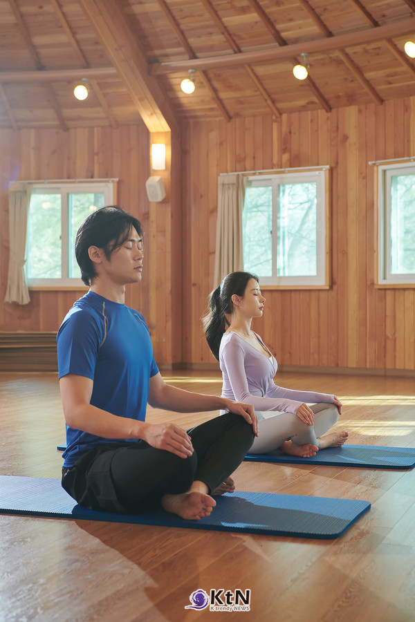 겨울철 힐리언스 선마을에서 진행되는 명상 프로그램. 자연의 계절 변화와 함께 호흡과 휴식에 집중하는 시간이 이어진다. 사진=힐리언스 선마을 제공