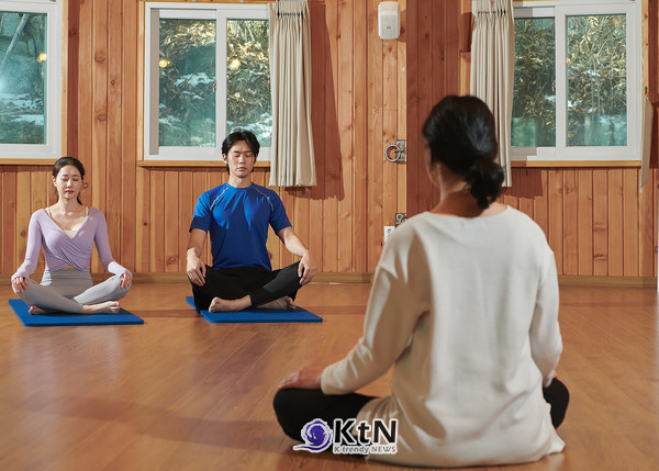 힐리언스 선마을의 겨울 명상 프로그램. 낮 동안의 움직임 이후 조용히 몸과 마음의 속도를 낮추는 생활리듬을 경험하도록 한다. 사진=힐리언스 선마을 제공
