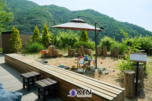 자연 속에서 머물고 움직일 수 있도록 조성된 힐리언스 선마을 풀향정원. 산림과 사계절, 식생활과 걷기, 가족과 문화적 활동을 하나의 체류환경으로 연결하는 방식은 한국형 웰니스의 확장과 맞닿아 있다. 사진=힐리언스 선마을 제공