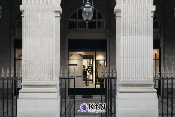 파리 Jardin du Palais Royal의 Galerie de Valois에 문을 연 Ann Demeulemeester 플래그십. 고전적인 기둥과 아케이드 안쪽에 절제된 매장 입구가 자리한다. 사진=Ann Demeulemeester, K trendy NEWS DB ⓒ케이 트렌디뉴스 무단전재 및 수집, 재배포금지