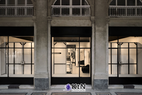 Galerie de Valois의 아케이드 아래 이어지는 Ann Demeulemeester 파리 매장 외관. 여러 개의 개구부를 따라 쇼윈도와 출입구가 배치돼 팔레 루아얄 특유의 회랑형 상업 공간을 보여준다. 사진=Ann Demeulemeester, K trendy NEWS DB ⓒ케이 트렌디뉴스 무단전재 및 수집, 재배포금지
