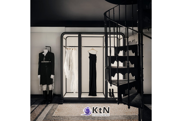 검은 금속 프레임과 밝은 벽면 사이에 의류와 진열 공간을 배치한 Ann Demeulemeester 파리 플래그십 내부. 제한된 면적에서도 흑백 대비와 절제된 상품 구성을 유지해 브랜드의 공간 언어를 분명하게 드러냈다. 사진=Ann Demeulemeester, K trendy NEWS DB ⓒ케이 트렌디뉴스 무단전재 및 수집, 재배포금지