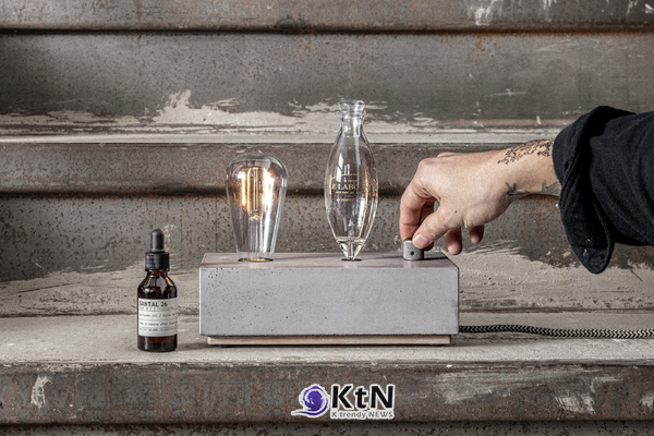 르 라보 Concrete Home Diffuser. 콘크리트 받침 위에 향 확산 장치와 전구를 결합했으며 SANTAL 26의 확산 강도에 따라 조명의 밝기도 달라진다. 사진=Le Labo 제공, K trendy NEWS DB ⓒ케이 트렌디뉴스 무단전재 및 수집, 재배포금지
