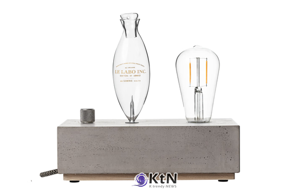 르 라보 Concrete Home Diffuser의 전체 구성. 콘크리트 받침과 유리 구조물, 전구를 나란히 배치해 향기 기기와 생활 오브제의 성격을 함께 갖췄다. 사진=Le Labo 제공, K trendy NEWS DB ⓒ케이 트렌디뉴스 무단전재 및 수집, 재배포금지