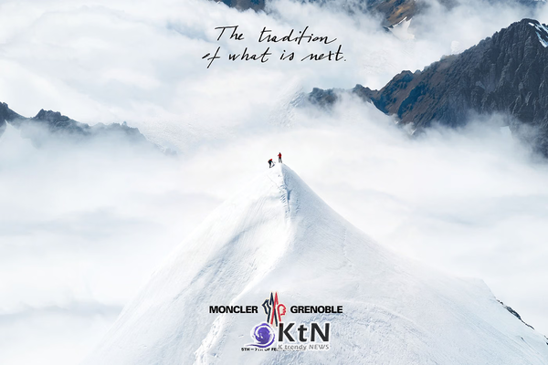 몽클레르 그레노블 FW27 공개 이미지. 눈 덮인 산 능선 위에 두 사람을 작게 배치하고 ‘The tradition of what is next.’라는 문구를 담았다. FW27 컬렉션은 2027년 2월 6일 스위스 엔가딘 계곡에서 공개된다. 사진=Moncler Grenoble 제공, K trendy NEWS DB ⓒ케이 트렌디뉴스 무단전재 및 수집, 재배포금지