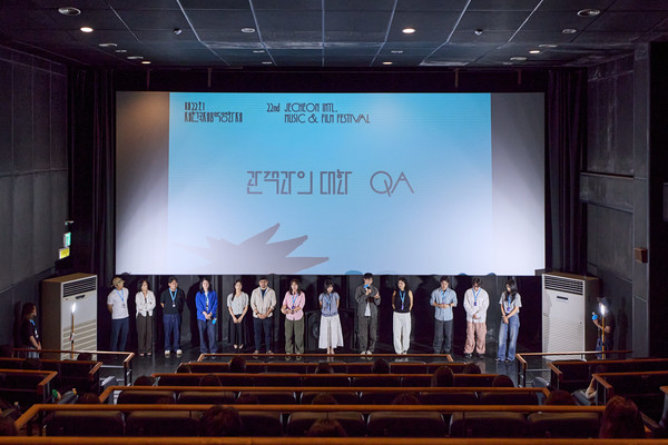  작품의 감독과 음악감독이 함께 무대에 올라 협업을 이야기한다. / JIMFF 뉴탤런트(NEW TALENT)  단편 2 GV 현장.