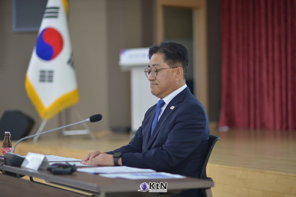  이기형 시장은 기자간담회에서 문화예술회관 사업이 정책 우선순위에서 밀리면서 장기간 지연됐고, 행정절차를 다시 밟아야 하는 단계까지 왔다고 설명했다.  /사진=이기형 김포시장 취임100일 기자간담회, K trendy NEWS DB ⓒ케이 트렌디뉴스 무단전재 및 수집, 재배포금지