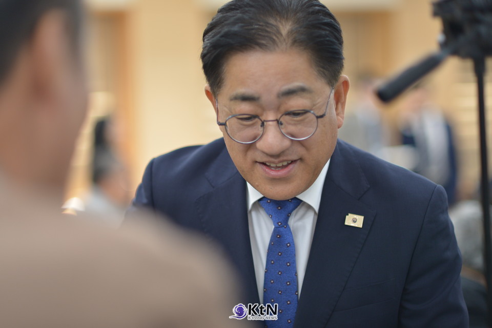 민선 9기가 검토하는 입장료와 지역화폐 연계, 지역상품 활용, 체류형 관광은 모두 같은 방향을 향하고 있다. /사진=이기형 김포시장 취임100일 기자간담회, K trendy NEWS DB ⓒ케이 트렌디뉴스 무단전재 및 수집, 재배포금지 