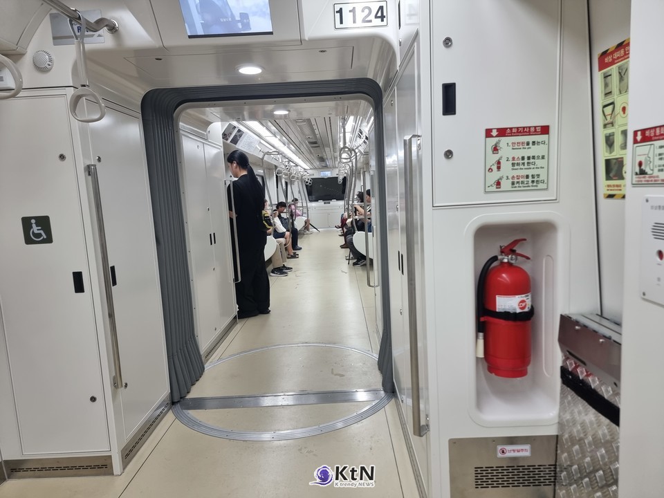 김포 골드라인 안전 문제도 별도로 다뤄지고 있다.  차량 증차와 배차간격 단축이 수송력을 높이는 정책이라면 현장 안전요원과 혼잡 관리체계는 현재 이용객의 안전을 지키기 위한 대응이다.  /사진=K trendy NEWS DB ⓒ케이 트렌디뉴스 무단전재 및 수집, 재배포금지