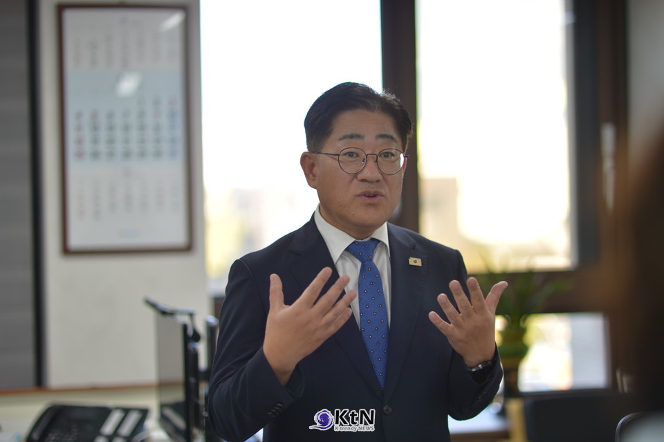 이기형 김포시장은 지난 6일 민선 9기 출범 100일 기자간담회에서 콤팩트시티를 관통하는 계양강화고속도로 지하화와 공공임대주택 비중에 대한 질문을 받았다.   /사진=K trendy NEWS DB ⓒ케이 트렌디뉴스 무단전재 및 수집, 재배포금지