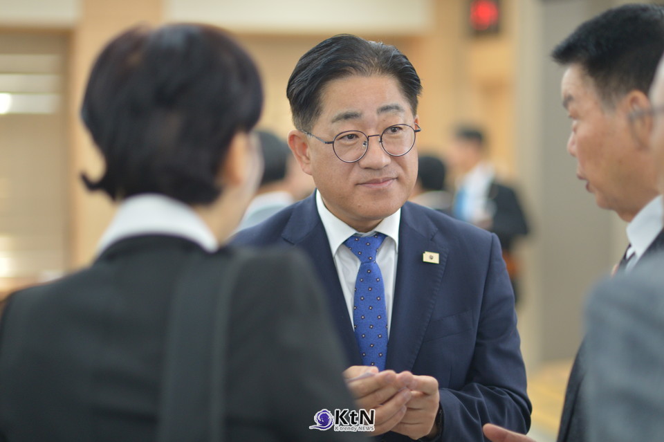민선 9기 출범 100일 동안 김포의 경제정책은 제조업의 디지털·AI 전환과 청년 취업·창업, 소상공인 금융과 지역소비로 나뉘어 움직이기 시작했다.  /사진=이기형 김포시장 취임 100일 기자간담회, K trendy NEWS DB ⓒ케이 트렌디뉴스 무단전재 및 수집, 재배포금지