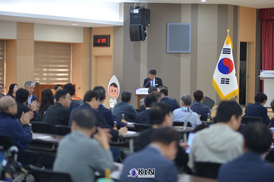 이 시장도 기자간담회에서 지방채 발행을 가급적 피해야 한다는 입장을 먼저 밝혔다. 동시에 “아무 사업도 하지 않으면 지방채를 발행하지 않아도 된다”는 취지로 설명하며, 이미 미뤄진 기반시설을 다시 다음 시정으로 넘기는 방식은 택하지 않겠다고 했다. /사진=이기형 김포시장 취임 100일 기자회견, K trendy NEWS DB ⓒ케이 트렌디뉴스 무단전재 및 수집, 재배포금지