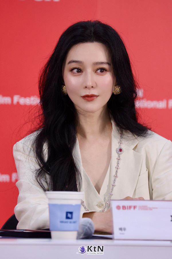 3년 만에 부산 찾은 판빙빙、’아가씨‘·’가능한 사랑‘에 경탄…배우는 AI가 못 넘본다 。。。중국 배우 판빙빙이 제31회 부산국제영화제(BIFF 2026)에서 한국 영화와 배우들의 연기 방식에 깊은 인상을 받았다고 밝혔다.   사진=2026. 10.07.K trendy NEWS DB ⓒ케이 트렌디뉴스 무단전재 및 수집, 재배포금지