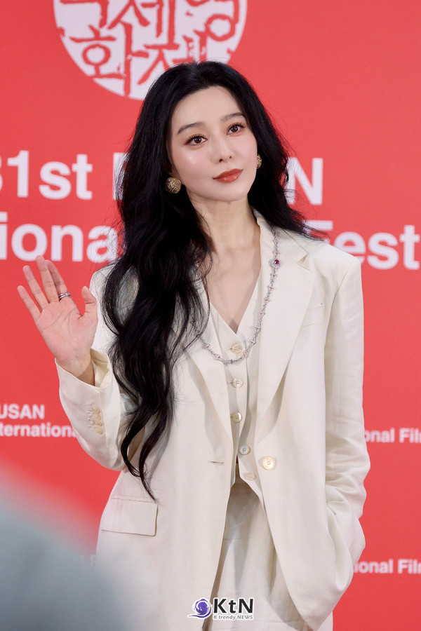 3년 만에 부산 찾은 판빙빙、’아가씨‘·’가능한 사랑‘에 경탄…배우는 AI가 못 넘본다 。。。중국 배우 판빙빙이 제31회 부산국제영화제(BIFF 2026)에서 한국 영화와 배우들의 연기 방식에 깊은 인상을 받았다고 밝혔다.   사진=2026. 10.07.K trendy NEWS DB ⓒ케이 트렌디뉴스 무단전재 및 수집, 재배포금지