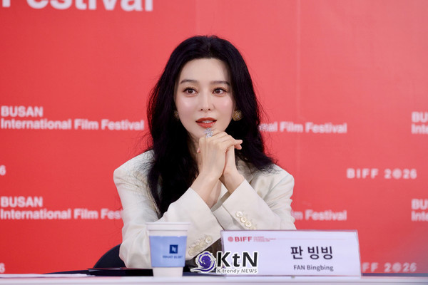 3년 만에 부산 찾은 판빙빙、’아가씨‘·’가능한 사랑‘에 경탄…배우는 AI가 못 넘본다 。。。중국 배우 판빙빙이 제31회 부산국제영화제(BIFF 2026)에서 한국 영화와 배우들의 연기 방식에 깊은 인상을 받았다고 밝혔다.   사진=2026. 10.07.K trendy NEWS DB ⓒ케이 트렌디뉴스 무단전재 및 수집, 재배포금지