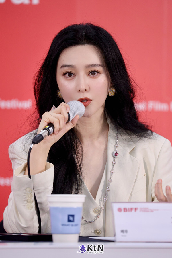 3년 만에 부산 찾은 판빙빙、’아가씨‘·’가능한 사랑‘에 경탄…배우는 AI가 못 넘본다 。。。중국 배우 판빙빙이 제31회 부산국제영화제(BIFF 2026)에서 한국 영화와 배우들의 연기 방식에 깊은 인상을 받았다고 밝혔다.   사진=2026. 10.07.K trendy NEWS DB ⓒ케이 트렌디뉴스 무단전재 및 수집, 재배포금지