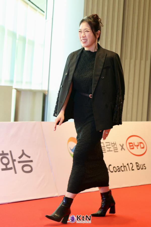 [KtN 현장] 부일영화상 여우조연상 염혜란, 블랙 드레스에 환한 미소  사진=2026. 10.08.K trendy NEWS DB ⓒ케이 트렌디뉴스 무단전재 및 수집, 재배포금지
