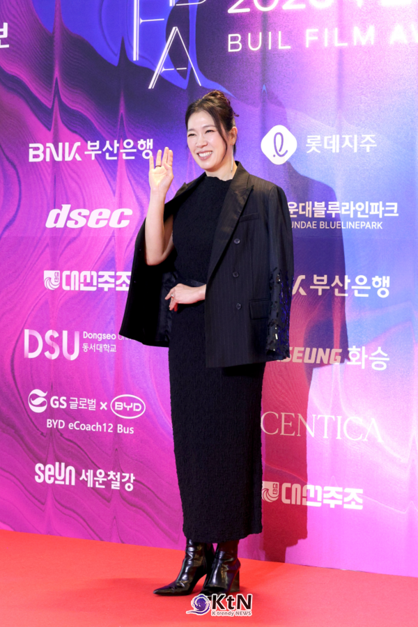 [KtN 현장포토] 부일영화상 여우조연상 염혜란, 블랙 드레스에 환한 미소  사진=2026. 10.08.K trendy NEWS DB ⓒ케이 트렌디뉴스 무단전재 및 수집, 재배포금지