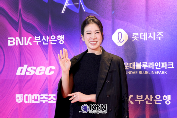 [KtN 현장포토] 부일영화상 여우조연상 염혜란, 블랙 드레스에 환한 미소  사진=2026. 10.08.K trendy NEWS DB ⓒ케이 트렌디뉴스 무단전재 및 수집, 재배포금지