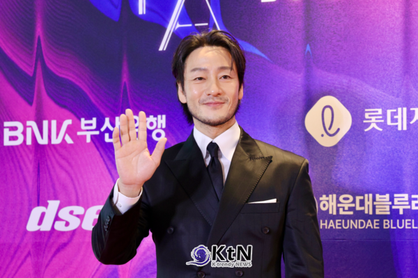 [KtN 현장포토] 박해수, 부일영화상 레드카펫서 수염 하나로 달라진 분위기…중후한 수트 매력  사진=2026. 10.08.K trendy NEWS DB ⓒ케이 트렌디뉴스 무단전재 및 수집, 재배포금지