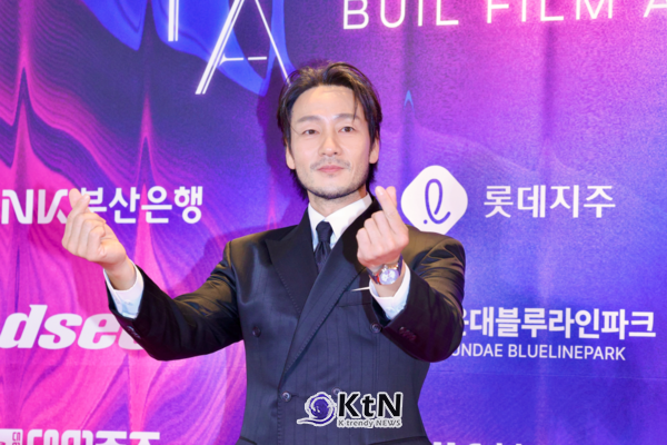 [KtN 현장포토] 박해수, 부일영화상 레드카펫서 수염 하나로 달라진 분위기…중후한 수트 매력  사진=2026. 10.08.K trendy NEWS DB ⓒ케이 트렌디뉴스 무단전재 및 수집, 재배포금지