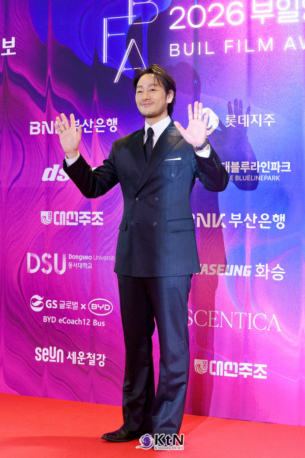 [KtN 현장포토] 박해수, 부일영화상 레드카펫서 수염 하나로 달라진 분위기…중후한 수트 매력  사진=2026. 10.08.K trendy NEWS DB ⓒ케이 트렌디뉴스 무단전재 및 수집, 재배포금지