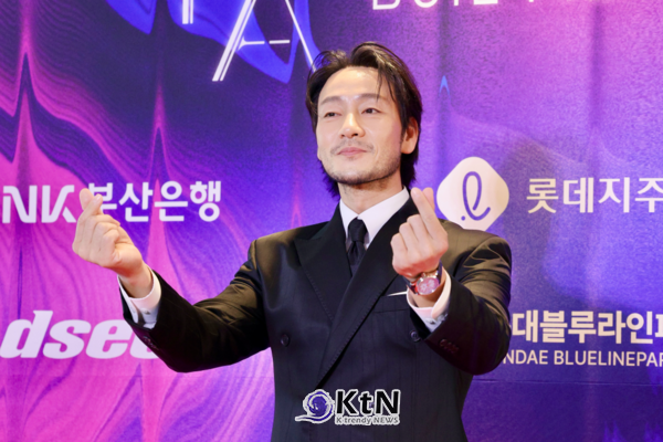 [KtN 현장포토] 박해수, 부일영화상 레드카펫서 수염 하나로 달라진 분위기…중후한 수트 매력  사진=2026. 10.08.K trendy NEWS DB ⓒ케이 트렌디뉴스 무단전재 및 수집, 재배포금지