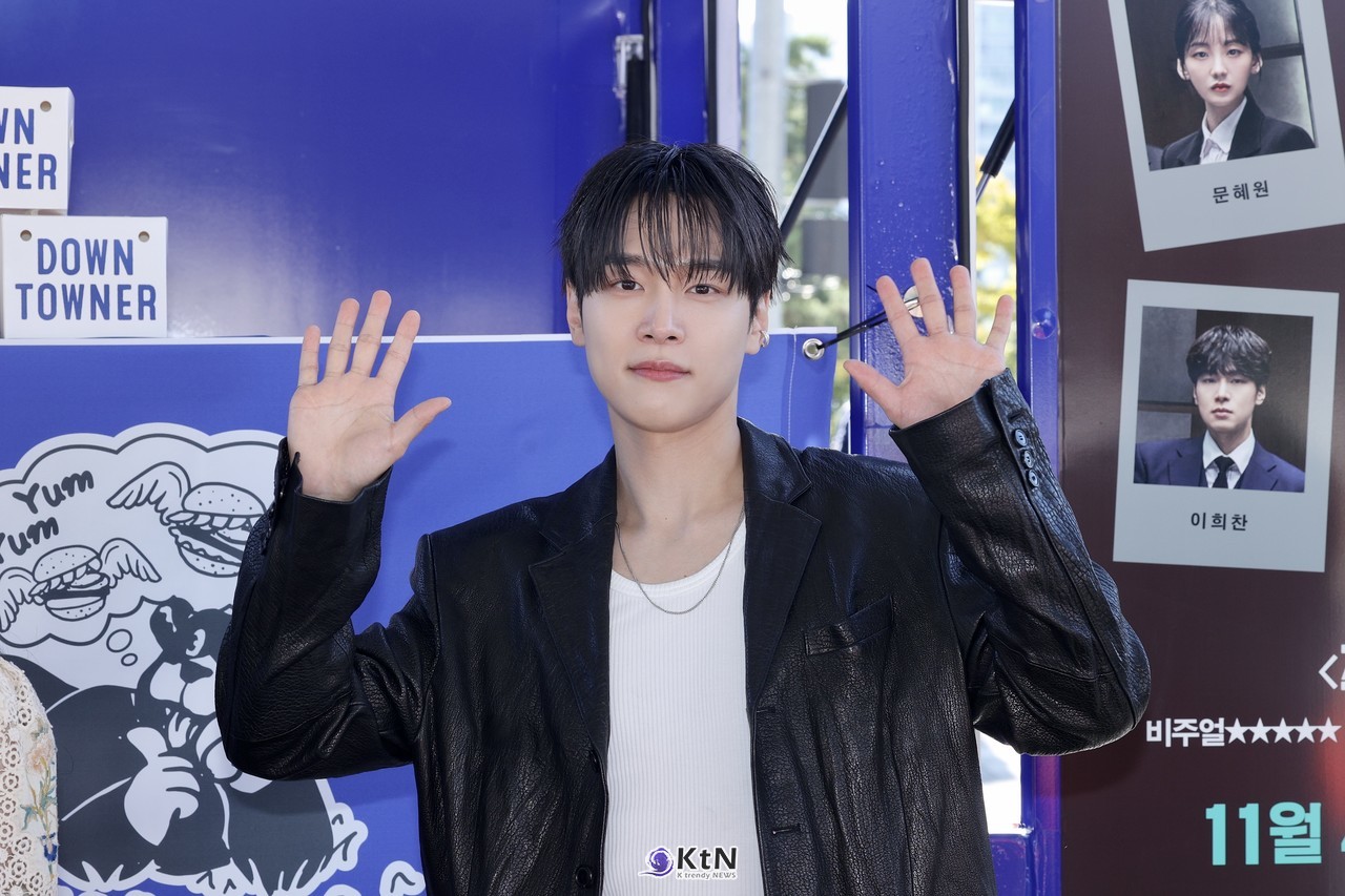 [KtN 현장포토] 레더 재킷에 치명적 눈웃음…'최종면접' 강유석, 영화의전당 달군 남친룩의 정석 [BIFF 2026]     사진=2026. 10.10.K trendy NEWS DB ⓒ케이 트렌디뉴스 무단전재 및 수집, 재배포금지