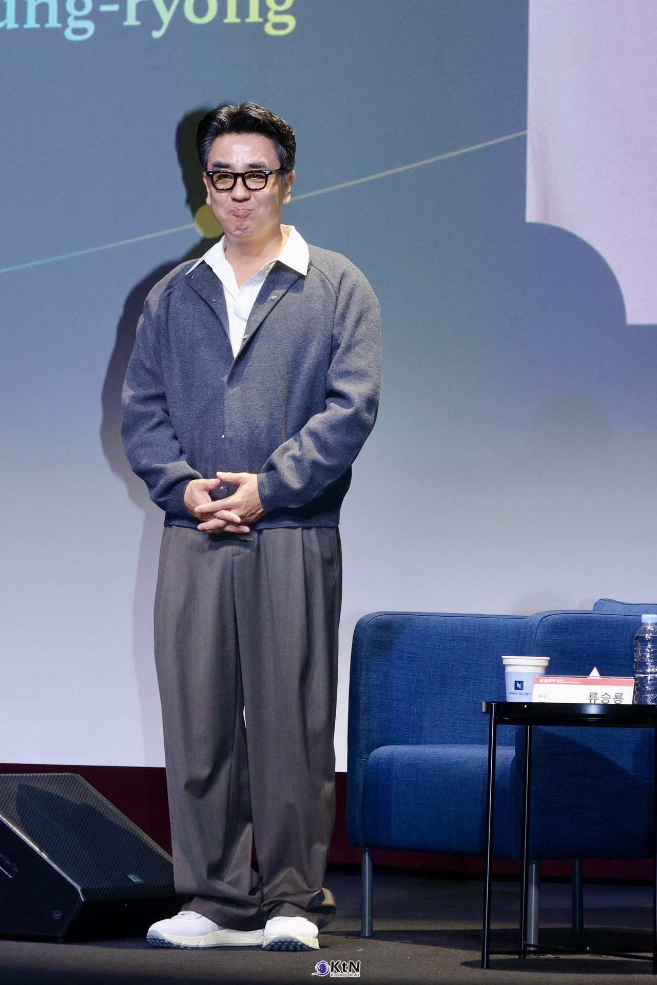 [BIFF 2026] 뿔테 안경과 클래식 니트의 정석…'정가네' 류승룡, 액터스 하우스 달군 관록의 웜톤 스타일링  [BIFF 2026] 뿔테 안경과 클래식 니트의 정석…'정가네' 류승룡, 액터스 하우스 달군 관록의 웜톤 스타일링
