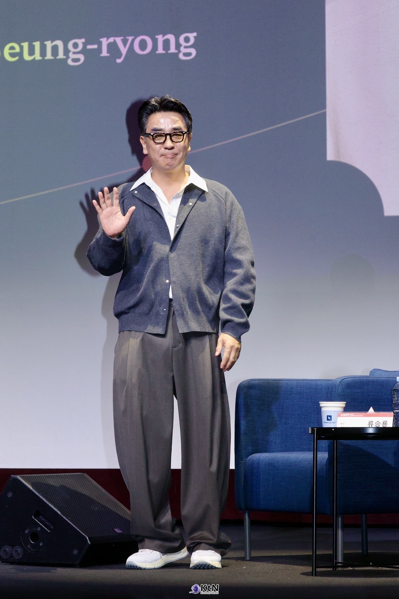 [BIFF 2026] 뿔테 안경과 클래식 니트의 정석…'정가네' 류승룡, 액터스 하우스 달군 관록의 웜톤 스타일링  [BIFF 2026] 뿔테 안경과 클래식 니트의 정석…'정가네' 류승룡, 액터스 하우스 달군 관록의 웜톤 스타일링