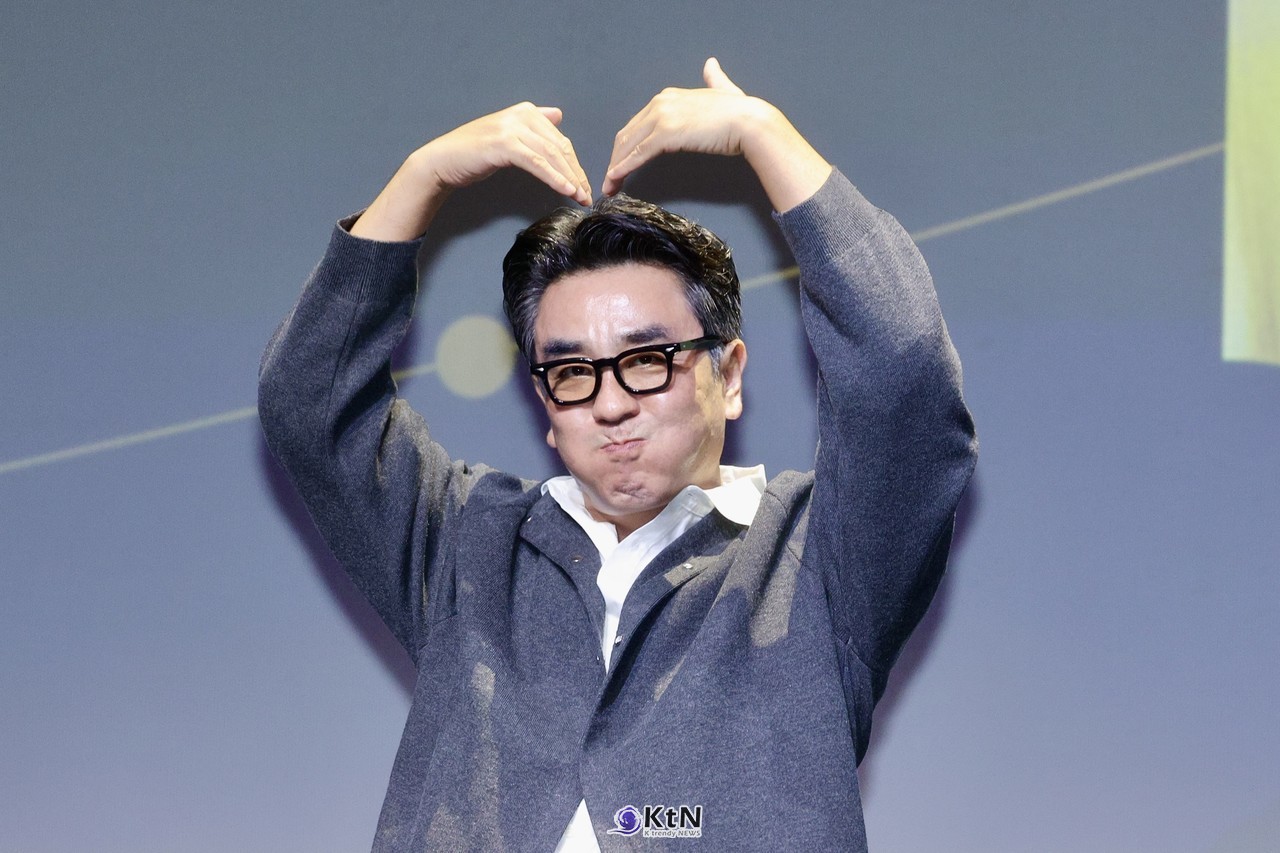 [KtN 현장포토]  [BIFF 2026] "볼 콕에 머리 위 하트까지"…'정가네' 류승룡, 액터스 하우스 달군 반전의 특급 팬서비스  사진=2026. 10.10.K trendy NEWS DB ⓒ케이 트렌디뉴스 무단전재 및 수집, 재배포금지