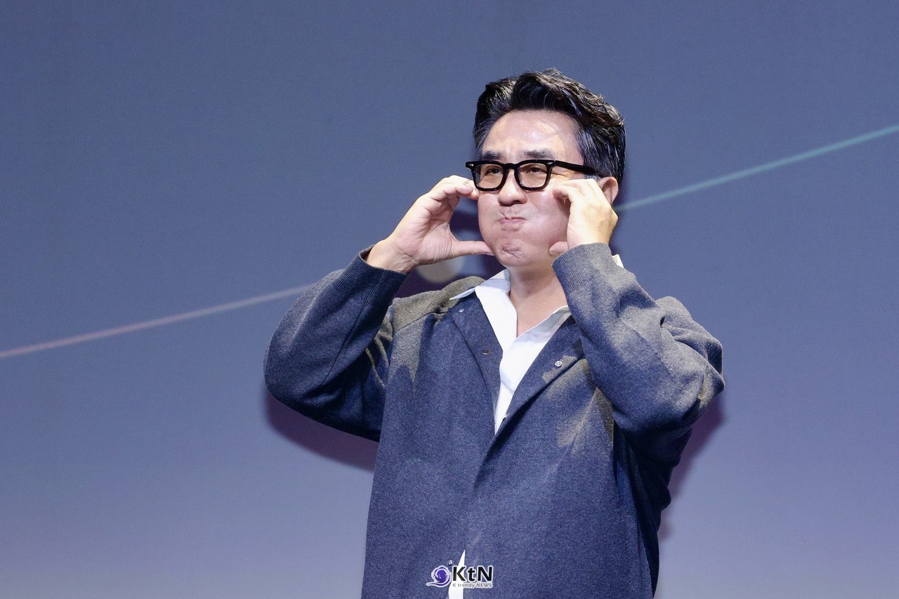 [KtN 현장포토]  [BIFF 2026] "볼 콕에 머리 위 하트까지"…'정가네' 류승룡, 액터스 하우스 달군 반전의 특급 팬서비스  사진=2026. 10.10.K trendy NEWS DB ⓒ케이 트렌디뉴스 무단전재 및 수집, 재배포금지