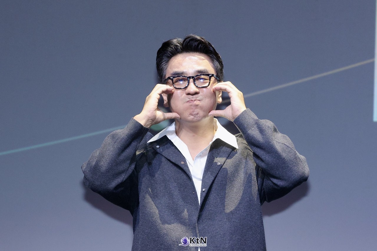 [KtN 현장포토]  [BIFF 2026] "볼 콕에 머리 위 하트까지"…'정가네' 류승룡, 액터스 하우스 달군 반전의 특급 팬서비스  사진=2026. 10.10.K trendy NEWS DB ⓒ케이 트렌디뉴스 무단전재 및 수집, 재배포금지