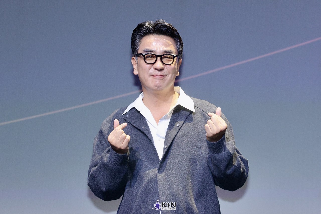 [KtN 현장포토]  [BIFF 2026] "볼 콕에 머리 위 하트까지"…'정가네' 류승룡, 액터스 하우스 달군 반전의 특급 팬서비스  사진=2026. 10.10.K trendy NEWS DB ⓒ케이 트렌디뉴스 무단전재 및 수집, 재배포금지