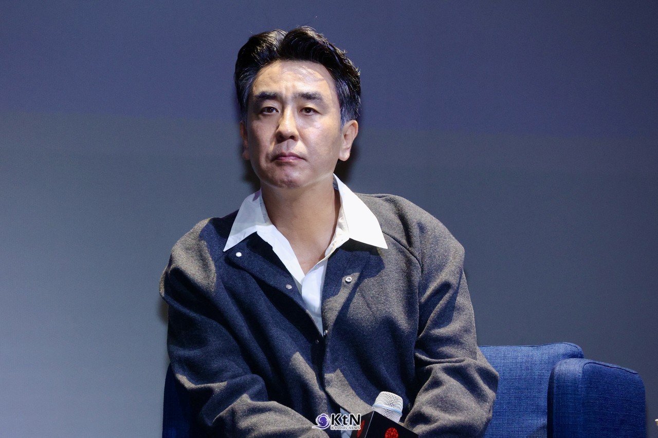 [KtN 현장포토]  [BIFF 2026] "볼 콕에 머리 위 하트까지"…'정가네' 류승룡, 액터스 하우스 달군 반전의 특급 팬서비스  사진=2026. 10.10.K trendy NEWS DB ⓒ케이 트렌디뉴스 무단전재 및 수집, 재배포금지